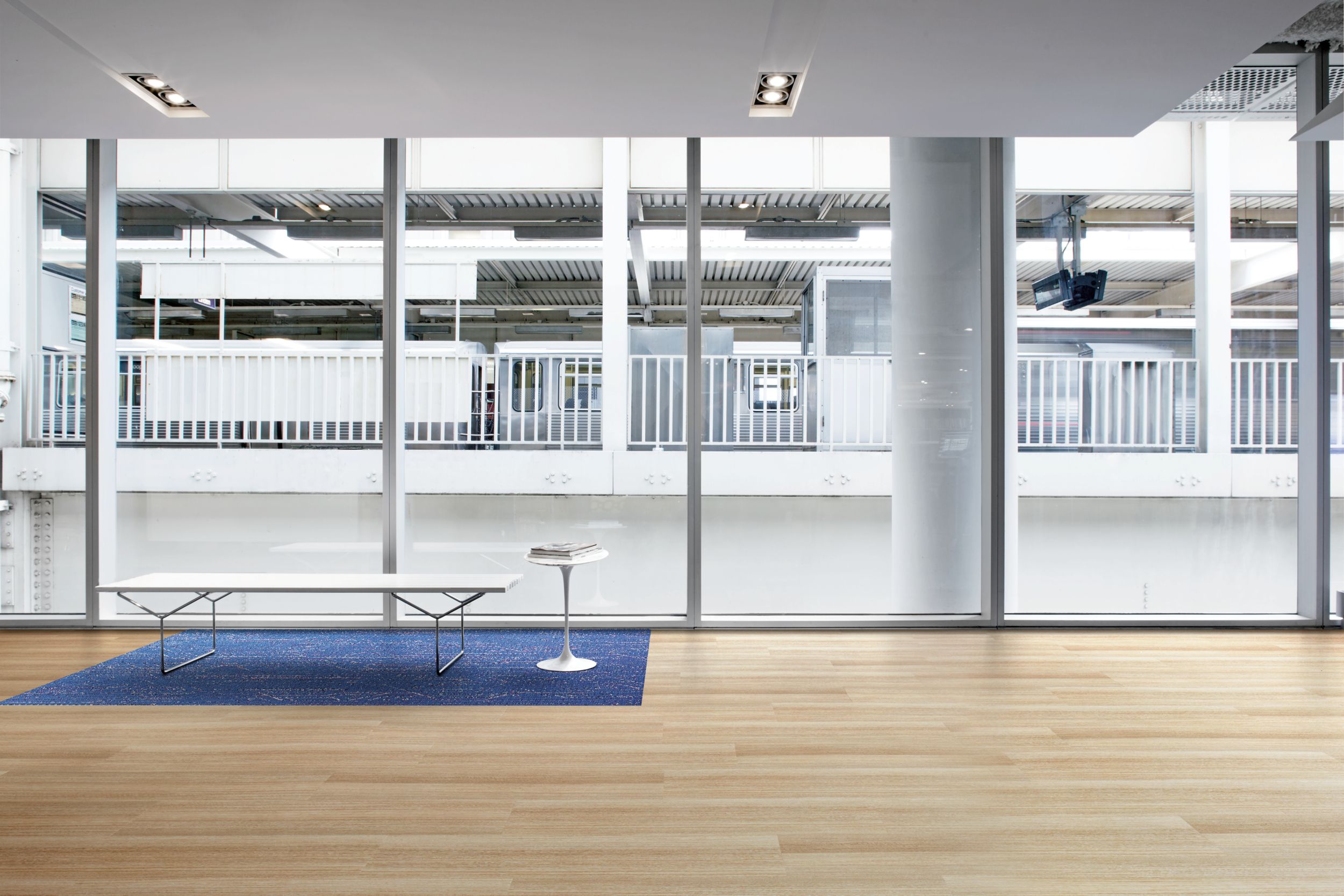 Interface Textured Woodgrains LVT and Circuit Board carpet tile in office common area with bench numéro d’image 6